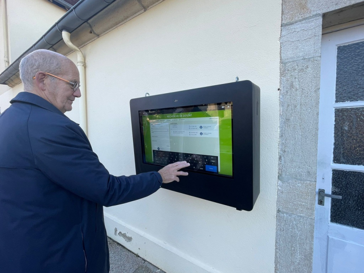 Lons-le-Saunier : Une borne interactive au cimetière communal