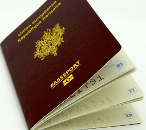 Cartes d’identité et passeports : sept communes signent le « contrat urgence titres »