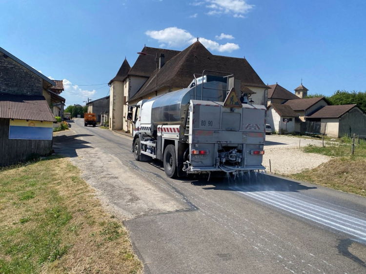 Fortes chaleurs : le D&eacute;partement du Jura prot&egrave;ge ses routes avec du lait de chaux