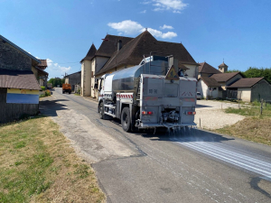 Fortes chaleurs : le D&eacute;partement du Jura prot&egrave;ge ses routes avec du lait de chaux