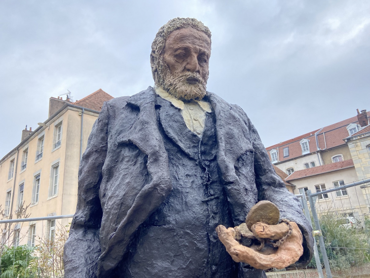 Statue de Victor Hugo vandalisée à Besançon : Anne Vignot, &quot;très affectée&quot;, dénonce des propos racistes