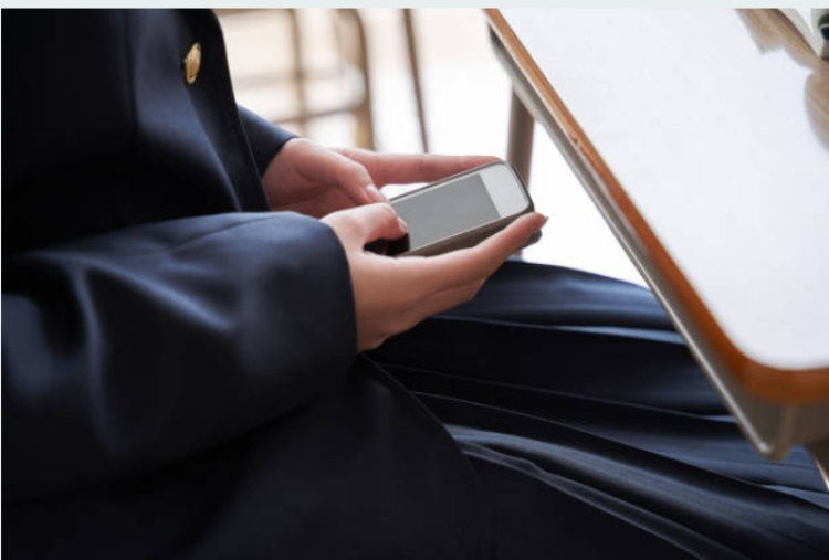 Interdiction du t&eacute;l&eacute;phone au lyc&eacute;e et des r&eacute;seaux sociaux avant 15 ans : ce que pensent les lyc&eacute;ens