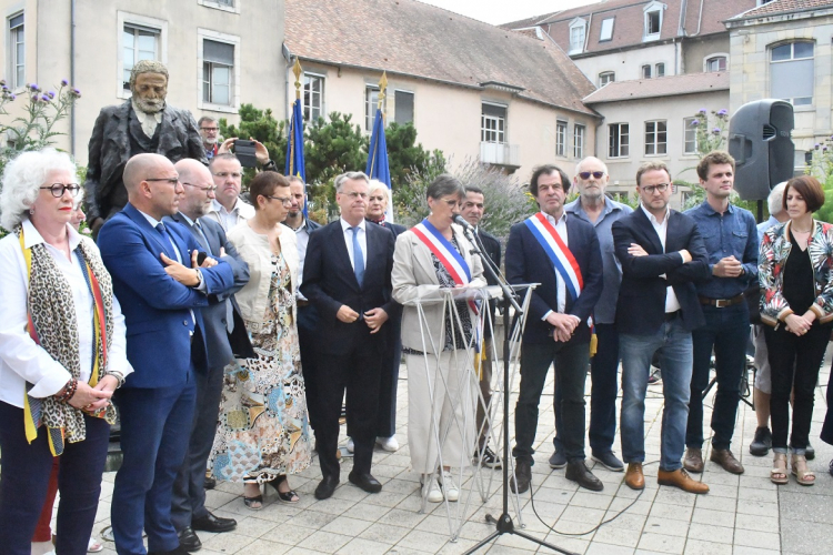 Besançon : 200 personnes rassemblées pour dire « non » à la violence.