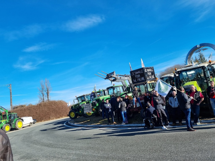 Colère des agriculteurs : 350 tracteurs et près de 600 agriculteurs au rond-point d&#039;Etalans