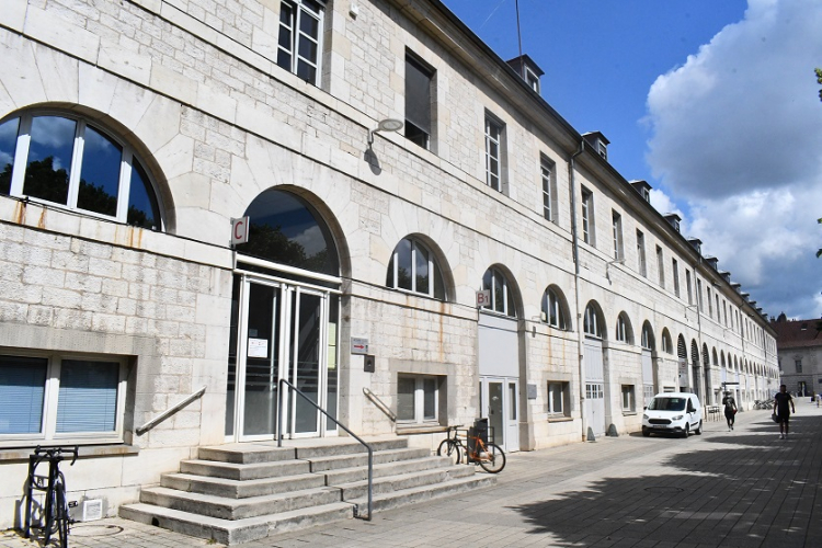 Besançon / Le drapeau tricolore de la mairie décroché : La Maire porte plainte