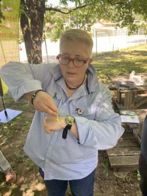 Anne Colin, présidente de Lym&#039;Pact, expliquant comment retirer une tique