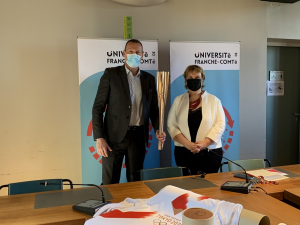 Eric Monnin et Macha Woronoff avec la torche olympique