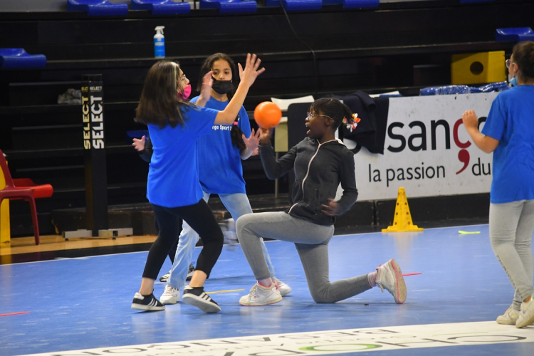 Hand féminin : 70 filles engagées dans un tournoi périscolaire au Palais des Sports