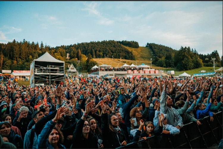 Chien &agrave; Plumes et le Festival de la Paille lancent une offre commune pour l&rsquo;&eacute;t&eacute; 2026