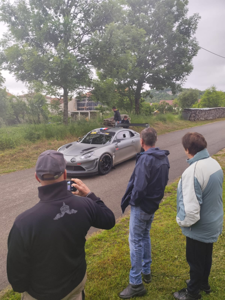 Sébastien Loeb en visite secrète à Malans (25) pour peaufiner son Alpine