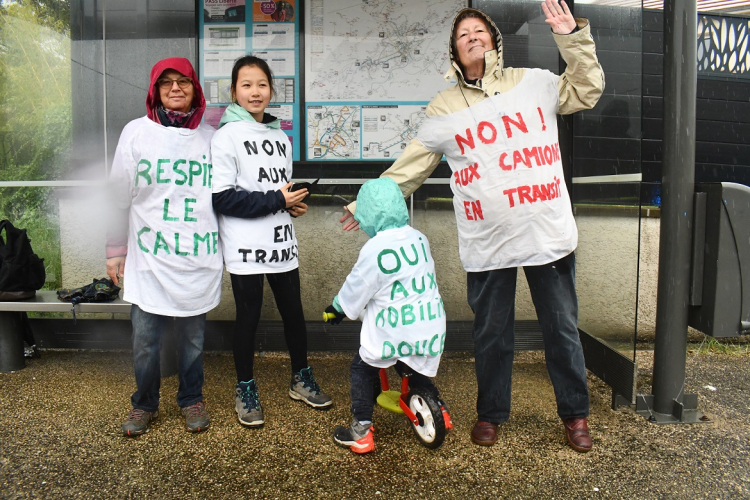 Larnod : Mobilisation pour une route sans camion.