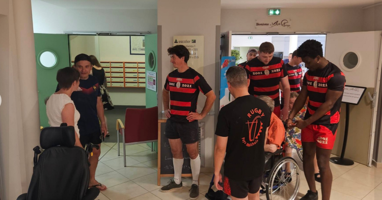 Ma&icirc;che : les clubs de football et de rugby mobilis&eacute;s pour les r&eacute;sidents de l&rsquo;EHPAD