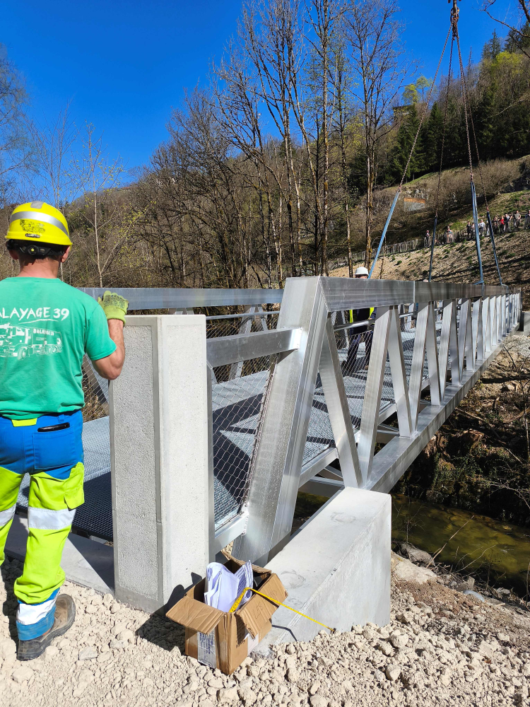 Morez : une cinqui&egrave;me passerelle install&eacute;e sur le chantier de l&rsquo;&Eacute;chapp&eacute;e Bienne