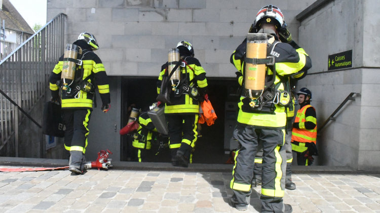 Les sapeurs-pompiers en simulation d&#039;intervention incendie dans un parking souterrain
