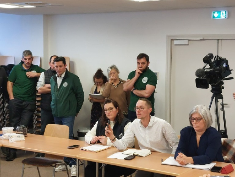 Besançon : les agriculteurs, en colère, interpellent les parlementaires du Doubs