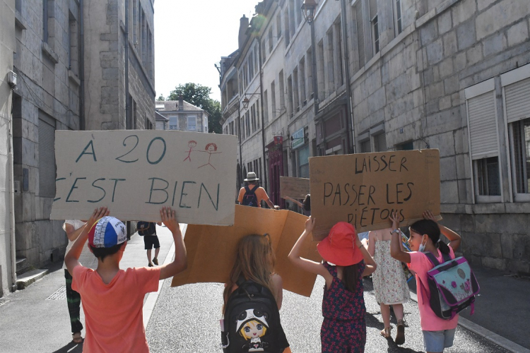 Excès de vitesse : Nouvelle mobilisation des parents d&#039;élèves aux abords de l&#039;école Rivotte