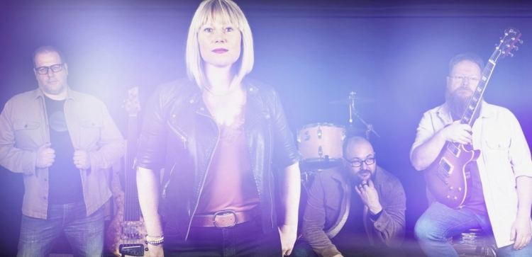 Musique : La Pontissalienne Jule surprend avec son dernier album « Résilience »