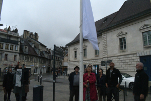 À Besançon, la maire Anne Vignot hisse le drapeau blanc de la paix
