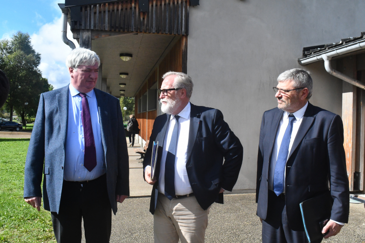 Protéger le loup tout en préservant les élevages : Une réunion au sommet ce lundi