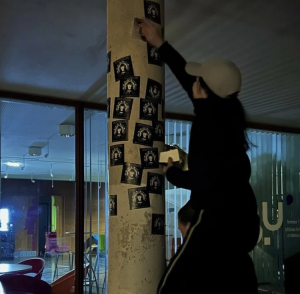 Besançon : La bibliothèque universitaire Proudhon vandalisée par un collectif féministe identitaire d’extrême-droite
