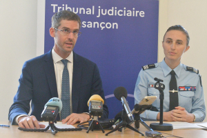 Cédric Logelin, procureur de la république de Besançon. Colonel Elodie Montet, commandant du groupement de gendarmerie du Doubs.
