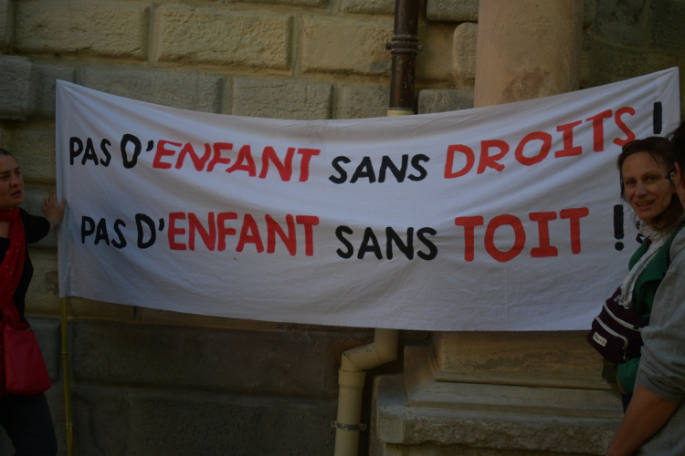 Besan&ccedil;on : mobilisation de Solmir&eacute; pour les mineurs isol&eacute;s devant l&rsquo;h&ocirc;tel de ville