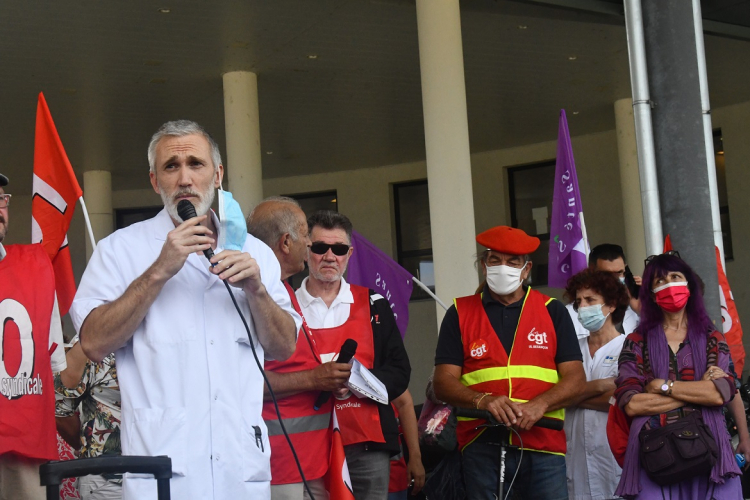 Passe sanitaire : 250 manifestants mobilisés devant le CHU Minjoz