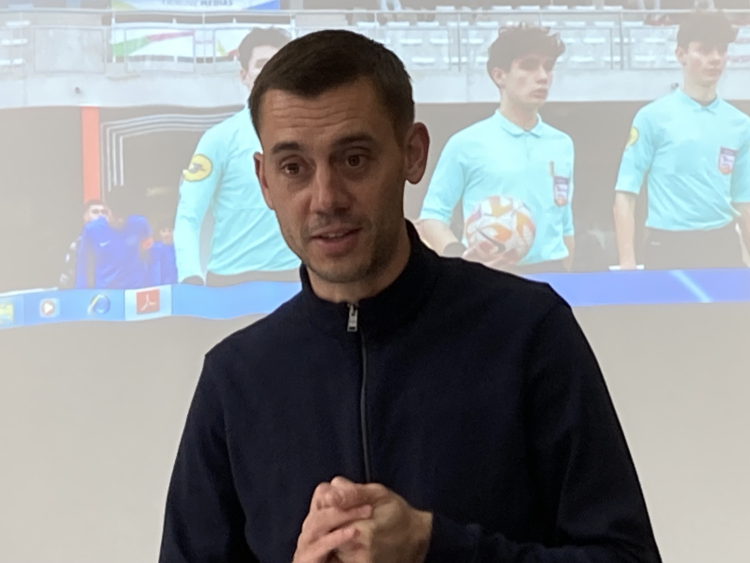 Football / Ligue 1 : Clément Turpin arbitrera le Classique dimanche soir