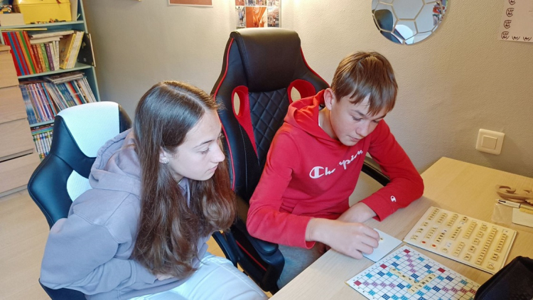 Pontarlier : Th&eacute;a et Axel se pr&eacute;parent pour le championnat du monde francophone de scrabble