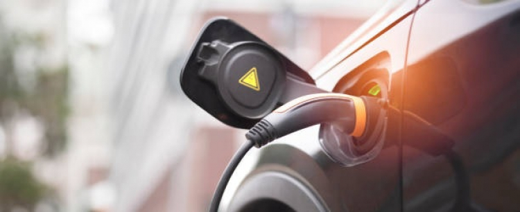 Voiture électrique à 100 euros par mois : Emmanuel Macron lance le dispositif