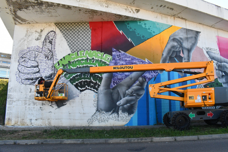 Une fresque en l’honneur des soignants devant l’hôpital Minjoz