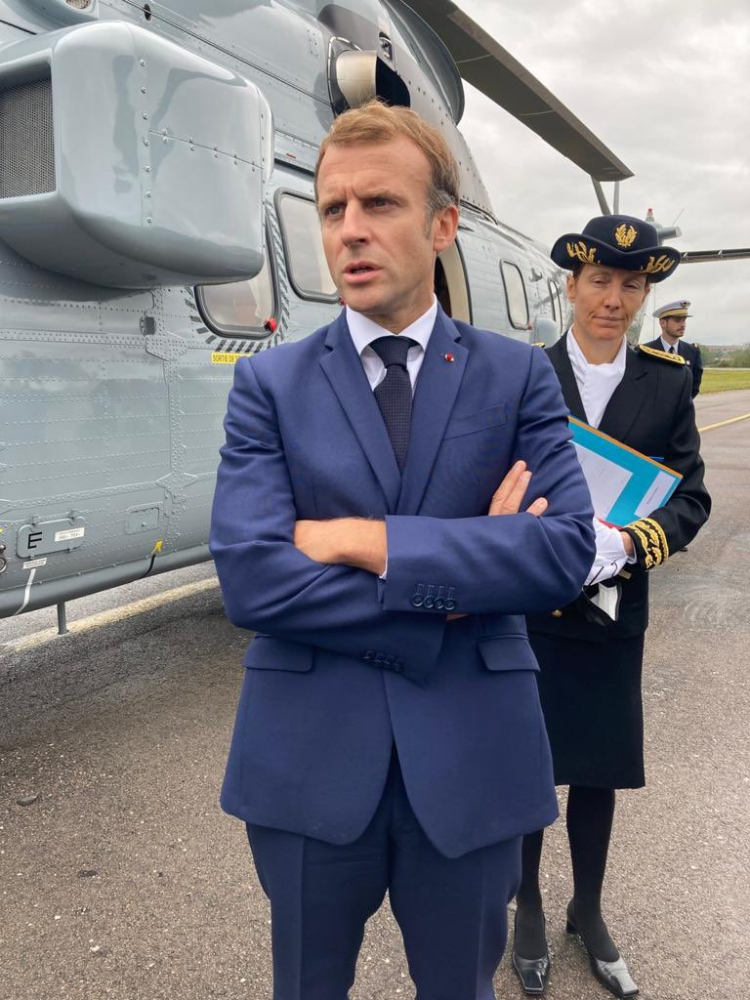 Emmanuel Macron visite un refuge SPA en Haute-Saône