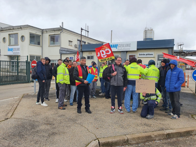 Pontarlier : Mobilisation devant l’usine Knauff Ceiling Solution