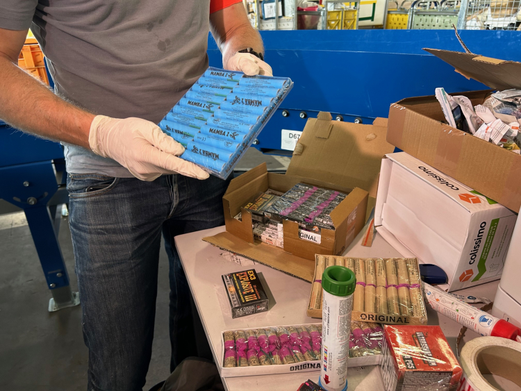 Mortiers, artifices, stupéfiants : Les douaniers en quête de colis suspects