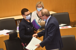 Passation de pouvoir entre ledoyen des élus Albert Matocq-Grabot et Christine Bouquin 