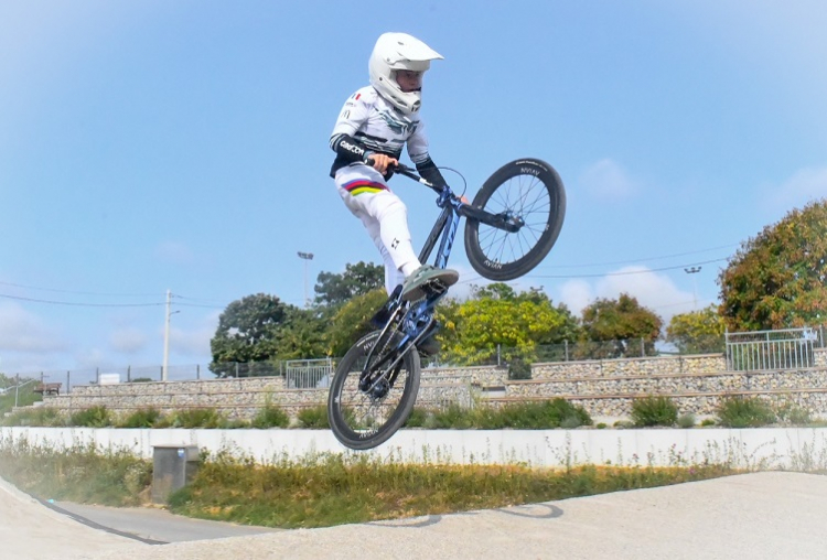 Baptiste Grillot, 12 ans, pilote talentueux et prometteur de BMX