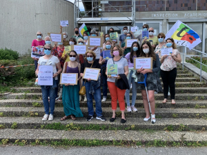 Le collectif d&#039;enseignants et AESH devant l&#039;inspection académique
