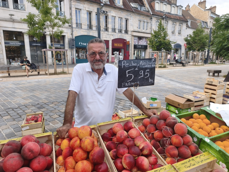 S&eacute;cheresse : sur le march&eacute; de Besan&ccedil;on, des l&eacute;gumes plus rares et des r&eacute;coltes r&eacute;duites