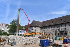 Besançon. Démolition de la cheminée du site Saint-Jacques