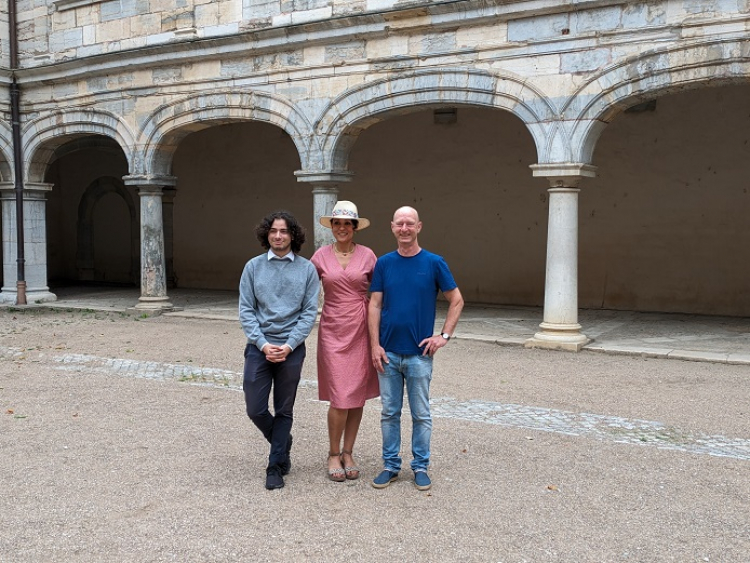 Au musée du Temps, 8 demandeurs d’asiles écrivent sur des tableaux