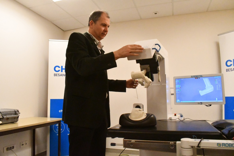 CHU Minjoz : Un nouveau robot chirurgical pour prendre soin de l’oreille des patients