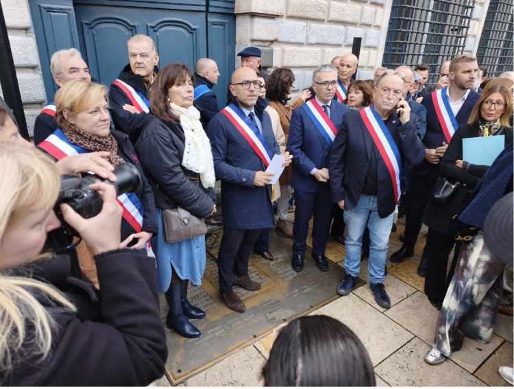 Besan&ccedil;on : un rassemblement citoyen contre les violences perturb&eacute; par des militants aux slogans anti-police