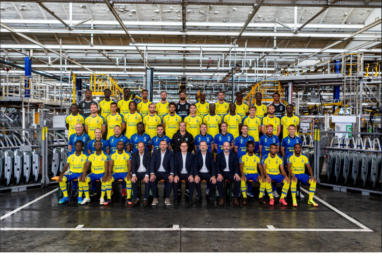 Football : le FC Sochaux-Montb&eacute;liard prend la pose au c&oelig;ur de l&rsquo;usine Stellantis