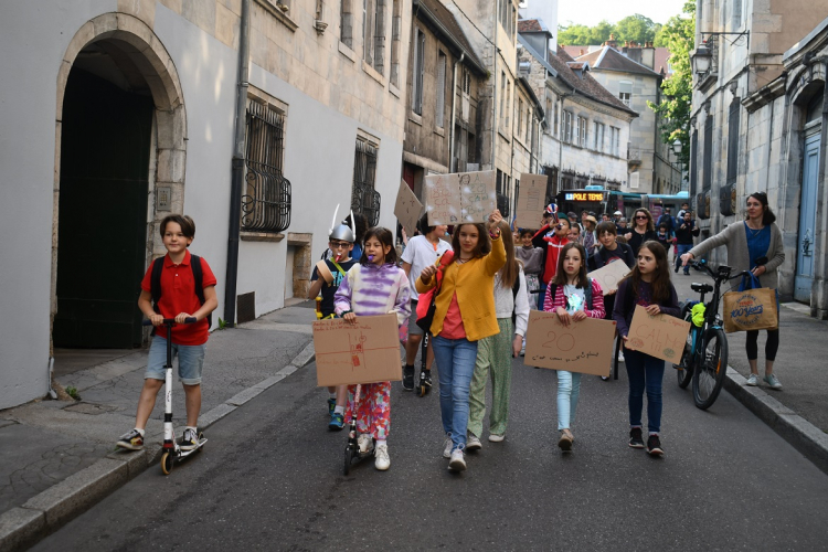 Besançon : mobilisation des parents et des enfants de l’école Rivotte