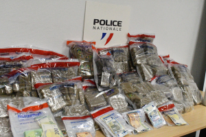 Les policiers ont saisi plus de 82 kilos de produits stupéfiants et 73 215 euros en liquide,