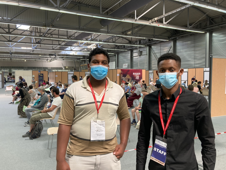 Les étudiants en renfort au centre de vaccination de Micropolis