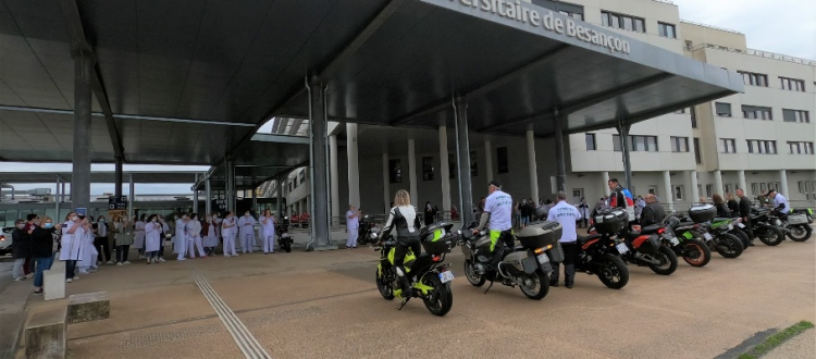Besançon : Haie d’honneur pour les soignants sur le parvis de l’hôpital Minjoz