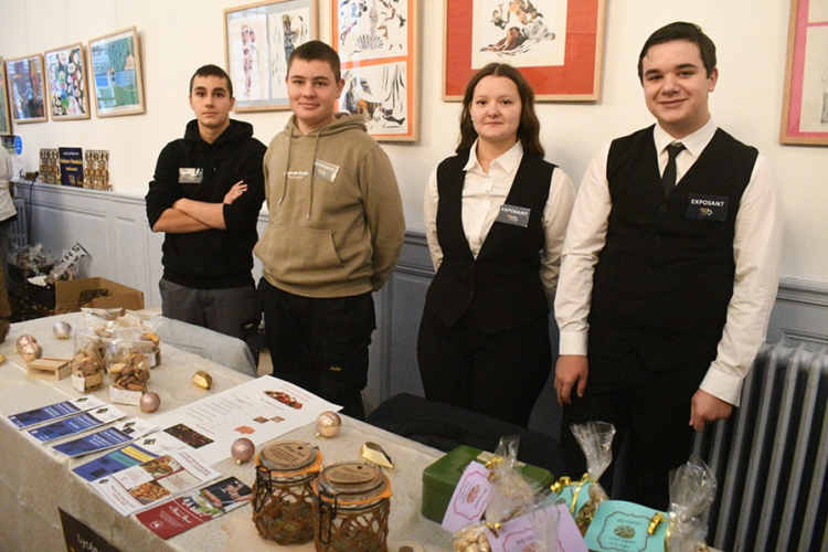 Education : les formations professionnelles mises en valeur lors d’un Marché de Noël