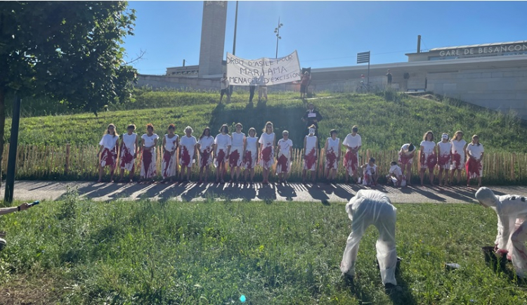 Besançon : Mobilisation choc pour dénoncer l’expulsion d’une enfant de 4 ans et sa famille