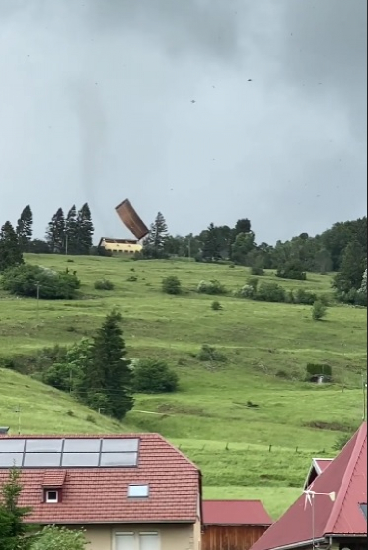 Impressionnante tornade aux Verrières
